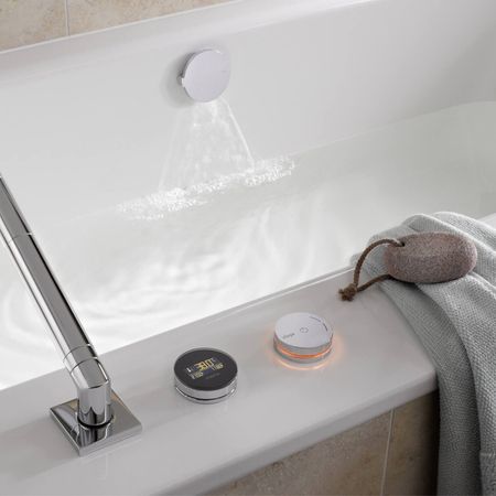 Eine Badewanne mit einem Handtuch und Seife, die für ein entspannendes Bad vorbereitet ist
