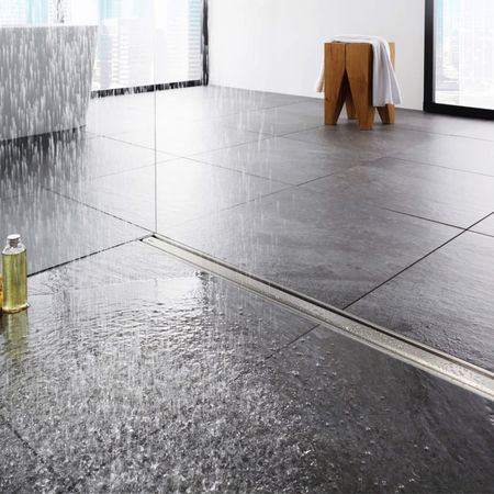 Eine moderne Dusche mit Glastür