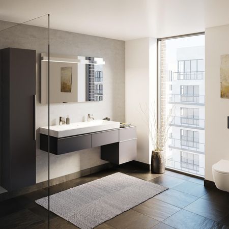 Modernes Badezimmer mit Dusche, Waschbecken und Toilette in neutralen Farben