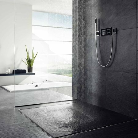 Modernes Badezimmer mit großem Duschbereich und dunklen Fliesen und stilvolle Armaturen