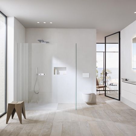 Helles zeitgemäßes Badezimmer mit einer begehbaren Dusche und eleganten Armaturen.