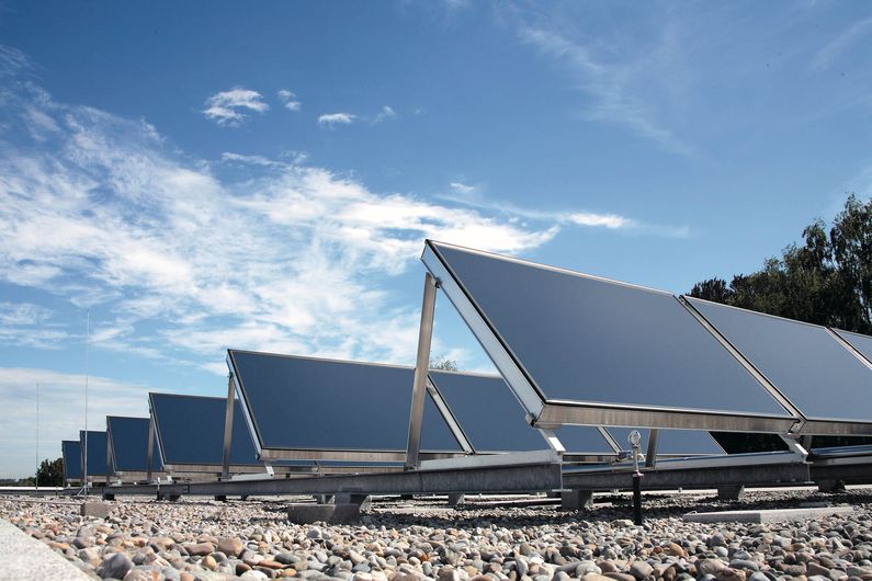Solarpanels vor einem blauen Himmel