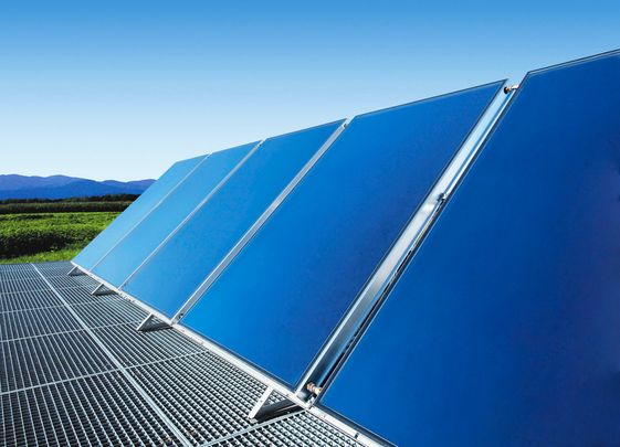 Solarpanels auf einem Gitterboden, blauer Himmel im Hintergrund